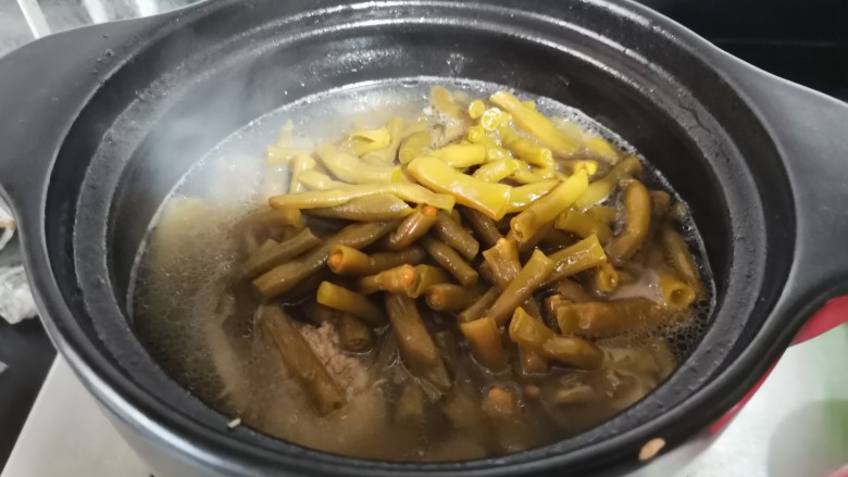 酸菜炖排骨,喜欢辣的,放一点红辣椒或者辣椒酱。