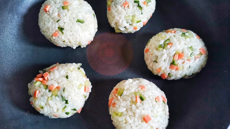 恐龙蛋海苔饭团,热锅入油,放入饭团煎至每一面金黄。