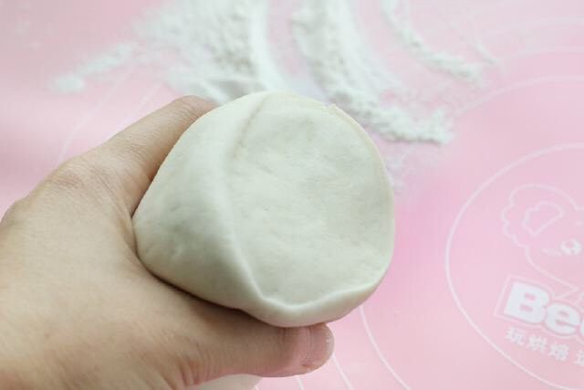 香肠馒头卷,案板上撒适量干面粉,将面团取出反复揉匀排气,用刀切开后切面平整,基本没有气泡就可以了。这一步必须把面团充分揉匀,这样才能保证蒸好的葱油卷表面光滑,所以千万不要偷懒。