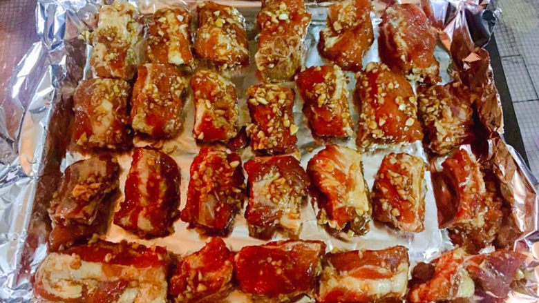 蒜香烤排骨,烤箱上下火180度预热20分钟排骨依次摆入烤盘再盖上锡纸(这样肉质更嫩)上下火250度烤20分钟