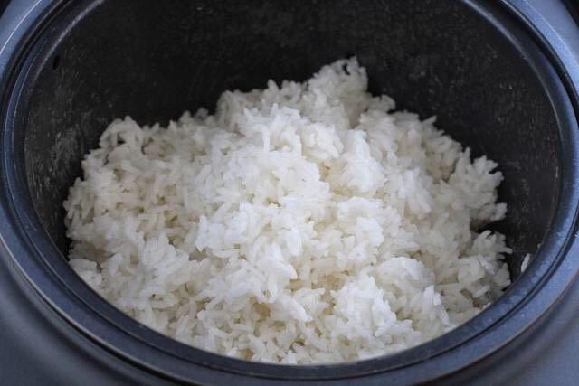 日式肥牛饭,米饭煮好后用饭铲翻动均匀,盖上盖子进入保温状态。