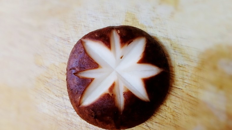 孜然烤香菇,切出米字花纹,让香菇更好的入味。