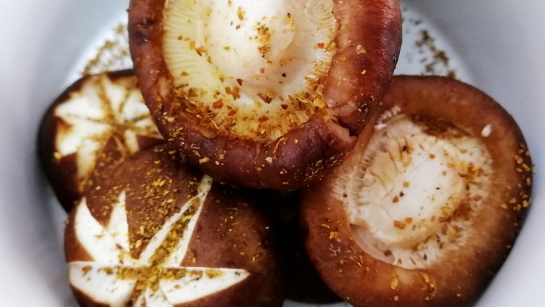 孜然烤香菇,放入半小勺盐,正反抹匀。