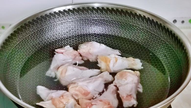 新奥尔良烤鸡腿,冷水下锅焯水,大火烧开后煮2分钟捞出,冷水反复冲洗,将鸡腿上的杂质冲洗干净。