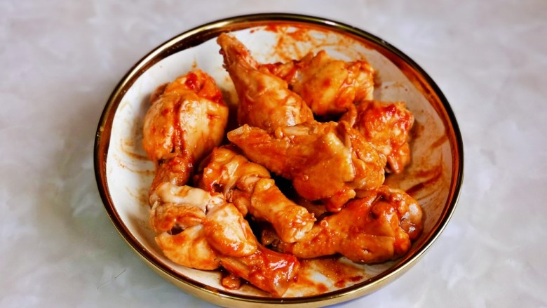 新奥尔良烤鸡腿,戴上食品手套,轻轻按摩鸡腿,使每个鸡腿都吸收到调味料,盖上盖子腌制30分钟以上,时间充足的话,可以适当多腌制一会儿,时间长点更入味。