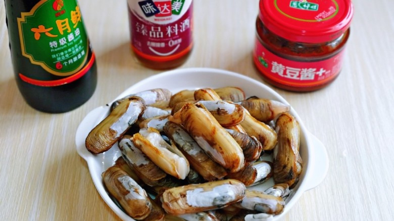 爆炒蛏子,买回来的<a style='color:red;display:inline-block;' href='/shicai/ 202'>蛏子</a>一定要用盐水养,让它将沙吐出,这样吃起来的口感才会好。