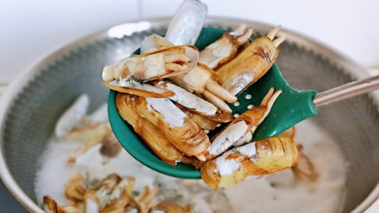 爆炒蛏子,煮到蛏子开口捞出即可,如果有没有开口的建议不要食用呦~