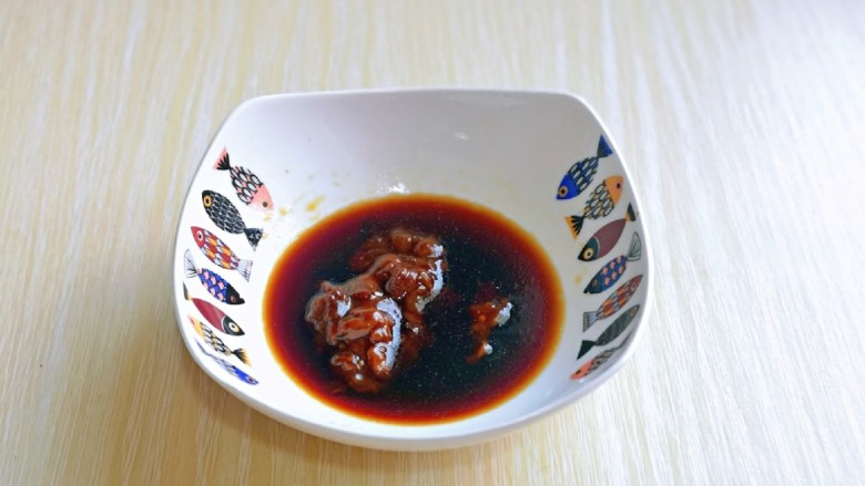 爆炒蛏子,<a style='color:red;display:inline-block;' href='/shicai/ 4510'>黄豆酱</a>，生抽，<a style='color:red;display:inline-block;' href='/shicai/ 718'>料酒</a>混合在一起，搅拌均匀备用。