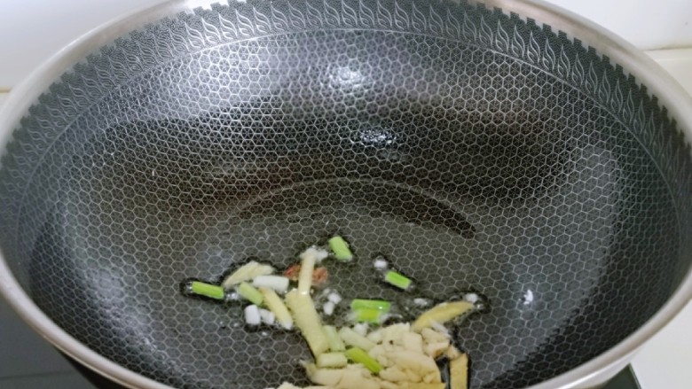 爆炒蛏子,起油锅,加入葱姜蒜辣炒煸炒至出香味儿。