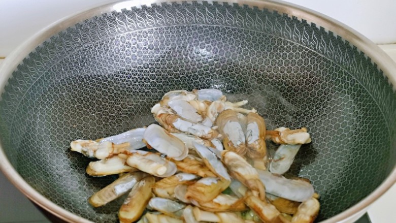 爆炒蛏子,加入焯水的蛏子快速翻炒。
