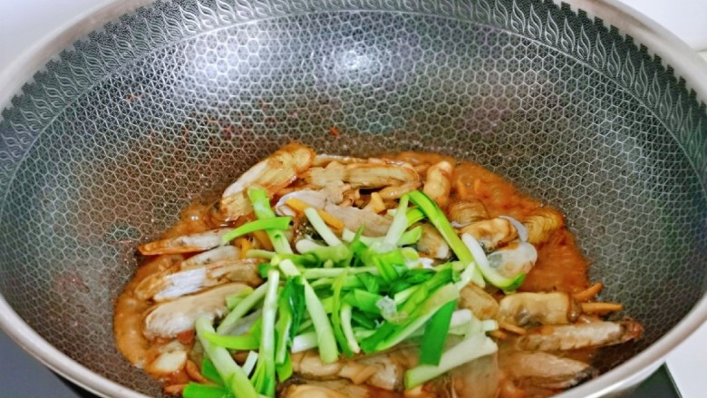 爆炒蛏子,大火翻炒至浓稠,加入切好的<a style='color:red;display:inline-block;' href='/shicai/ 116'>韭菜</a>,翻炒均匀即可关火出锅。