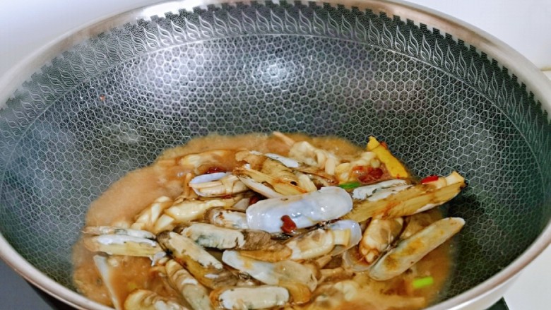 爆炒蛏子,加入一汤勺纯净水,大火快速翻炒。