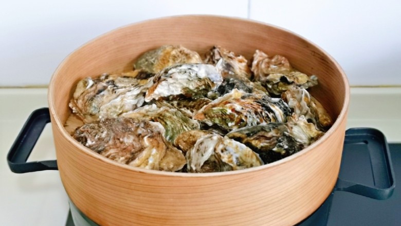 清蒸生蚝,上蒸锅,隔水蒸2-3分钟,壳裂开就可以关火。