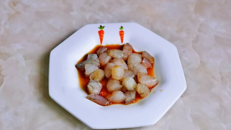 烤馒头片,抓拌均匀,腌制10分钟。