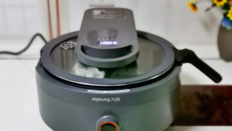 烤馒头片,盖上盖子150度烤约8分钟,时间可以自己掌握。