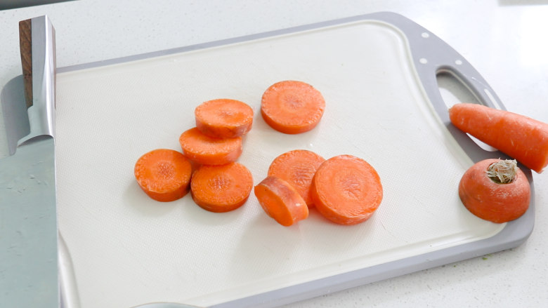日式肥牛饭,<a style='color:red;display:inline-block;' href='/shicai/ 25'>胡萝卜</a>切片,在简单的雕刻成小花状