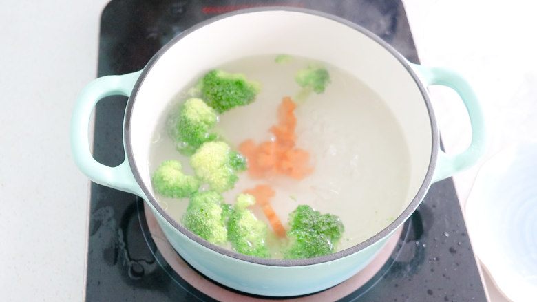 日式肥牛饭,再放入西蓝花和胡萝卜片煮熟。(加入食盐和食用油,可以让西蓝花和胡萝卜颜色保持鲜亮)