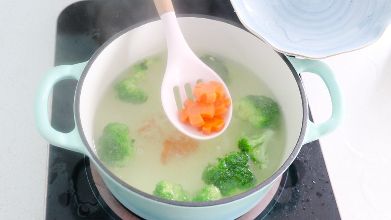 日式肥牛饭,煮熟后,将西蓝花和胡萝卜捞出备用