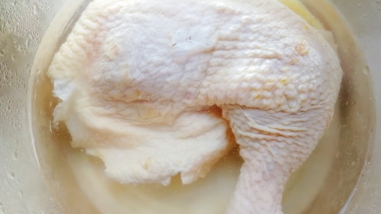 新奥尔良烤鸡腿,全鸡腿冷水泡30分钟,清水冲洗干净。