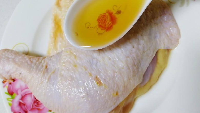 新奥尔良烤鸡腿,浇上一汤匙<a style='color:red;display:inline-block;' href='/shicai/ 718'>料酒</a>,抓揉5分钟,去腥。