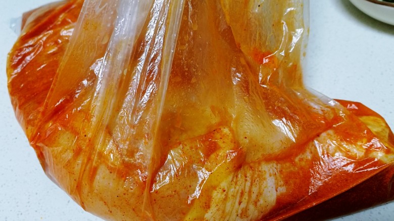 新奥尔良烤鸡腿,倒入新奥尔良调料汁和一汤匙<a style='color:red;display:inline-block;' href='/shicai/ 788'>生抽</a>,轻轻揉搓几分钟。(不要把袋子弄漏)再套一个保鲜袋,放入冰箱冷藏过夜。