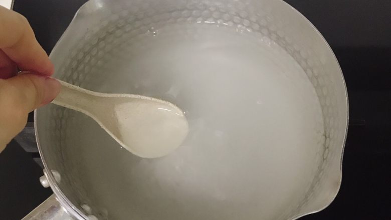 夏日清爽甜品--火龙果凉粉,大火烧开后,边煮边搅拌,直到将其煮至完全融化。