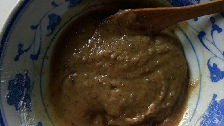 果味鸡蛋灌饼,面粉加<a style='color:red;display:inline-block;' href='/shicai/ 882'>红糖</a>拌匀,浇滚油,和成油酥待用。