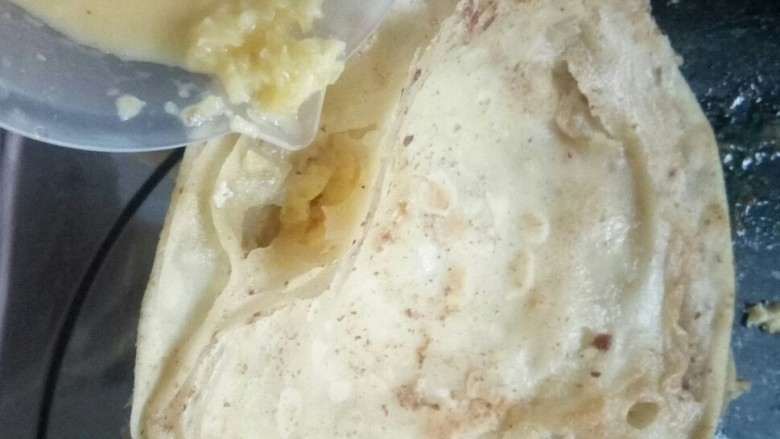 果味鸡蛋灌饼,戳洞,倒入鸡蛋菠萝液。