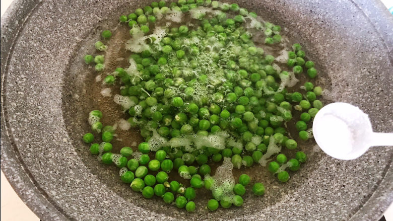 肉末炒豌豆,水开后加入豌豆,加入2克精盐