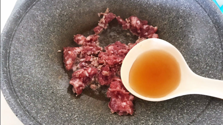 肉末炒豌豆,加入猪肉末,加入<a style='color:red;display:inline-block;' href='/shicai/ 718'>料酒</a>烹去腥味