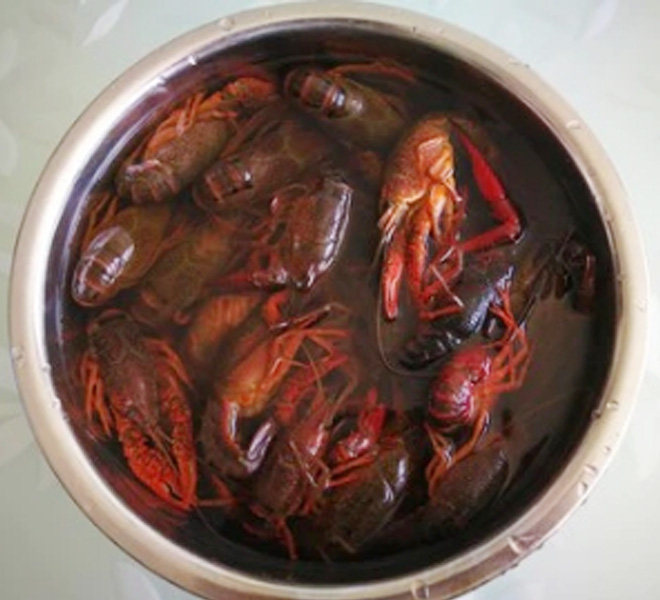 麻辣龙虾,龙虾去掉虾线,我是让卖龙虾的帮着去的,活着就去,感觉有些残忍😳每只洗刷干净
