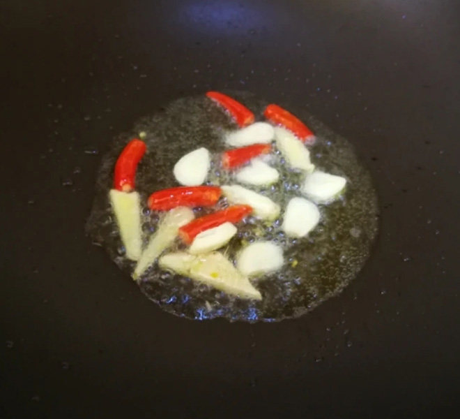 麻辣龙虾,锅烧干,放入适量<a style='color:red;display:inline-block;' href='/shicai/ 849'>花生油</a>,冷锅放入姜、辣椒和蒜丁,炒出香味