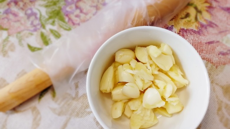 烧烤味蒜茄子,放入碗里,准备一个擀面棍,外面套上保鲜袋。