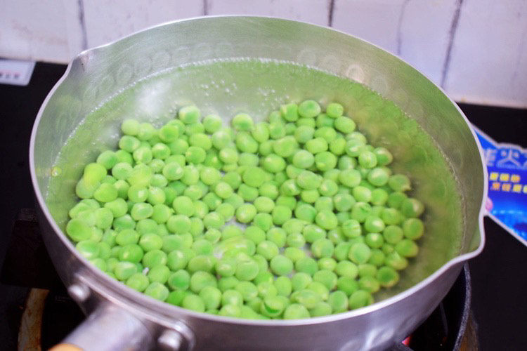 肉末炒豌豆,锅中倒入适量的水烧开,再放入豌豆