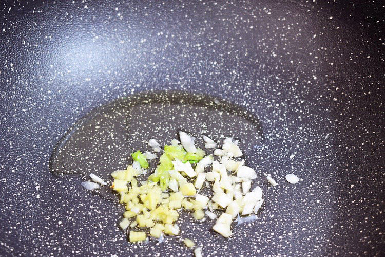 肉末炒豌豆,另起锅倒入适量的食用油烧热,放入葱姜蒜炒出香味