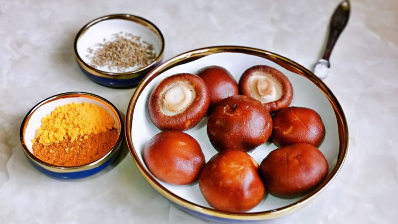 孜然烤香菇,准备食材及调味料,<a style='color:red;display:inline-block;' href='/shicai/ 230'>香菇</a>冲洗。