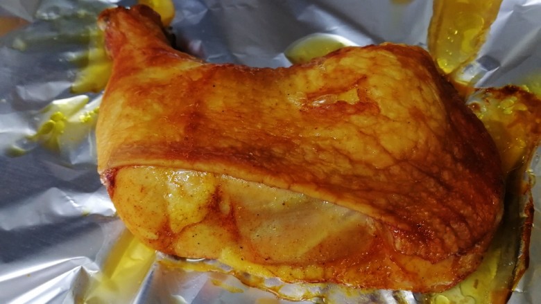 新奥尔良烤鸡腿,烤至表皮收紧,刷一遍料汁。(烤出好多油)