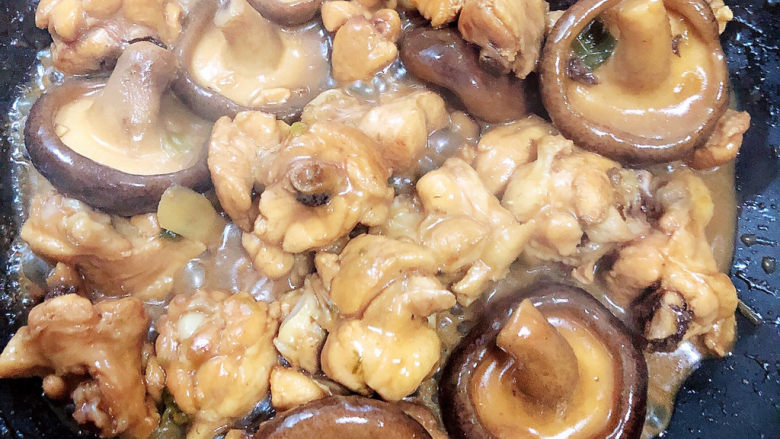 香菇焖鸡,大约炖煮15分钟,收汁。