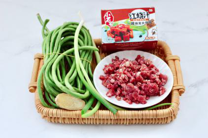 低脂牛肉豆角包,首先备齐所有的食材，葱<a style='color:red;display:inline-block;' href='/shicai/ 37'>姜</a>切碎，豆角切丁，<a style='color:red;display:inline-block;' href='/shicai/ 131'>香菜</a>切碎备用。