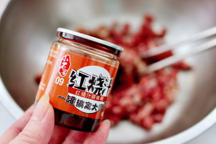 低脂牛肉豆角包,再倒入<a style='color:red;display:inline-block;' href='/shicai/ 31471'>红烧汁</a>调味调色,老公喜欢这个味道。