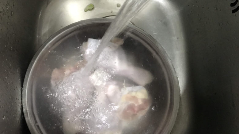 新奥尔良烤鸡腿,鸡腿摘去绒毛,清洗干净