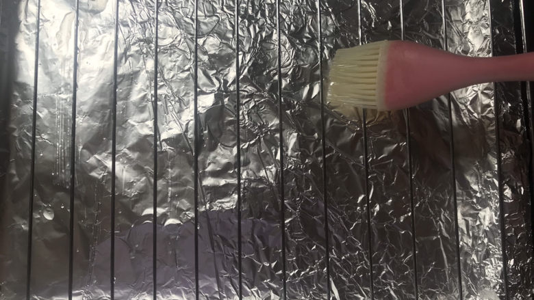 新奥尔良烤鸡腿,把烤网上刷上油,烤盘上铺上锡纸