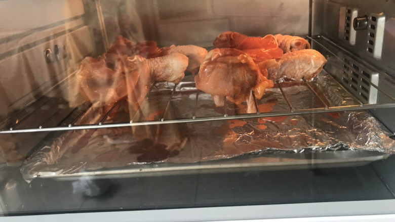 新奥尔良烤鸡腿,送入预热好的烤箱,上下火200度烤30分钟
