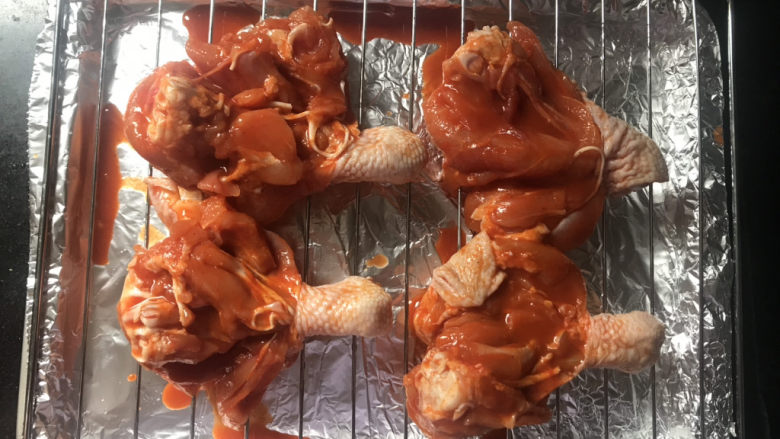 新奥尔良烤鸡腿,把腌好的鸡腿放在烤网上,开口朝上
