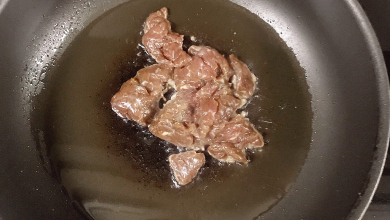 牛肉卡通意面,<a style='color:red;display:inline-block;' href='/shicai/ 216'>牛肉</a>切片后,用生粉、酱油、油提前拌匀腌制入味,放入油锅中。