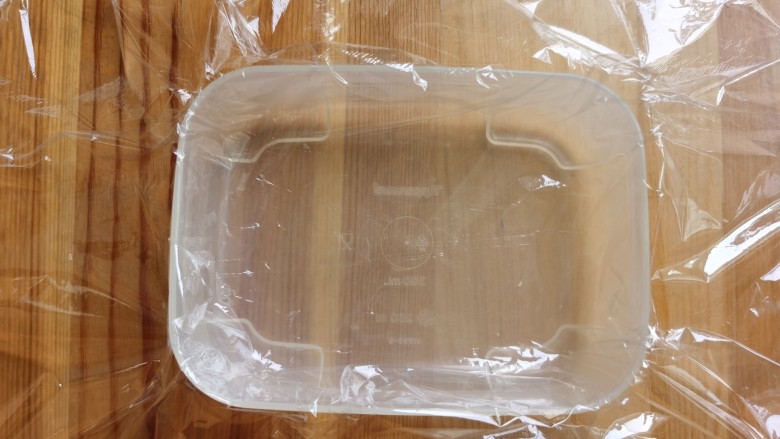 山药红豆糕,找一个保鲜盒,为方便脱模,保鲜盒里铺一张保鲜膜。