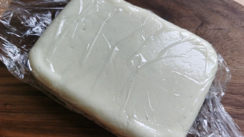 山药红豆糕,倒扣出来,揭去保鲜膜。