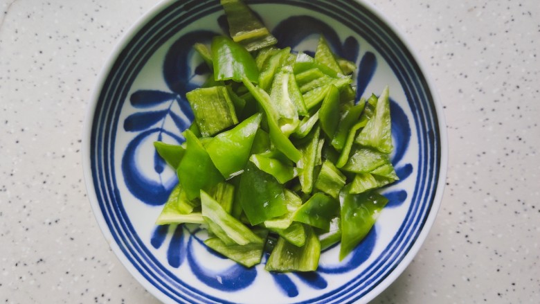 木耳炒山药,<a style='color:red;display:inline-block;' href='/shicai/ 61'>青椒</a>去蒂去籽,洗净之后改刀切成小块