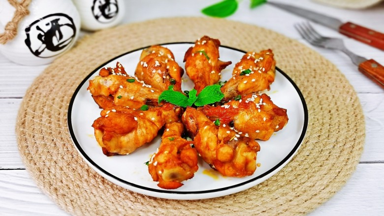 新奥尔良烤鸡腿,取出装盘,撒上葱花。