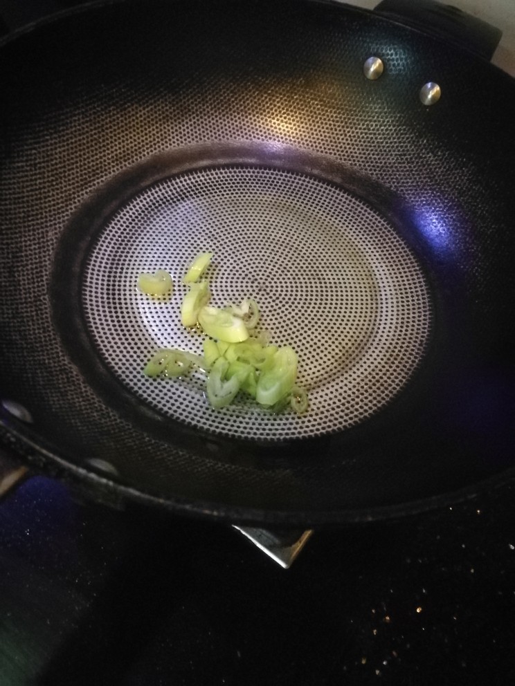 平菇豆腐汤,加入葱花炝锅。